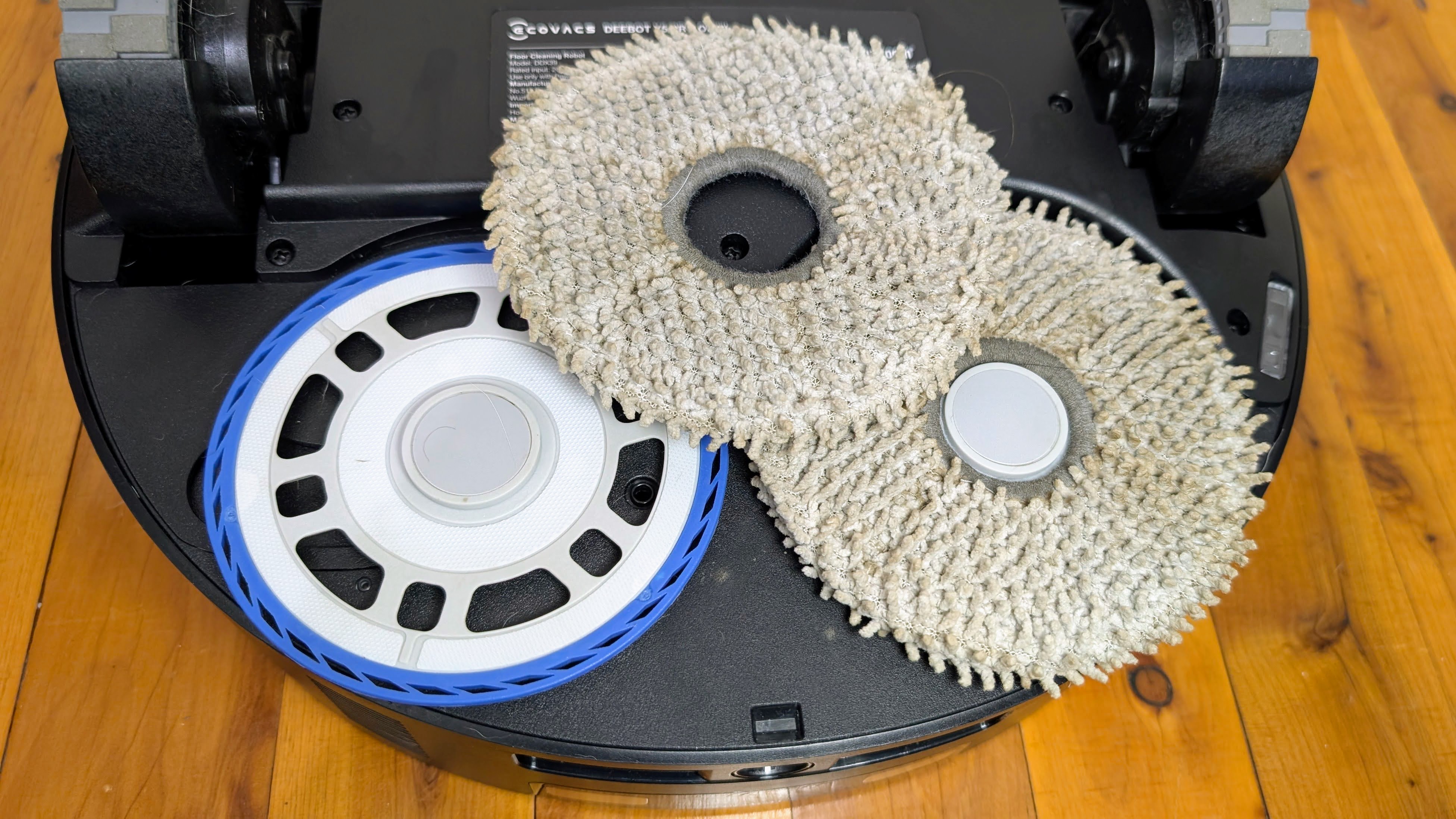 Ecovacs X5 Pro Omni mop pads, show one pad removed