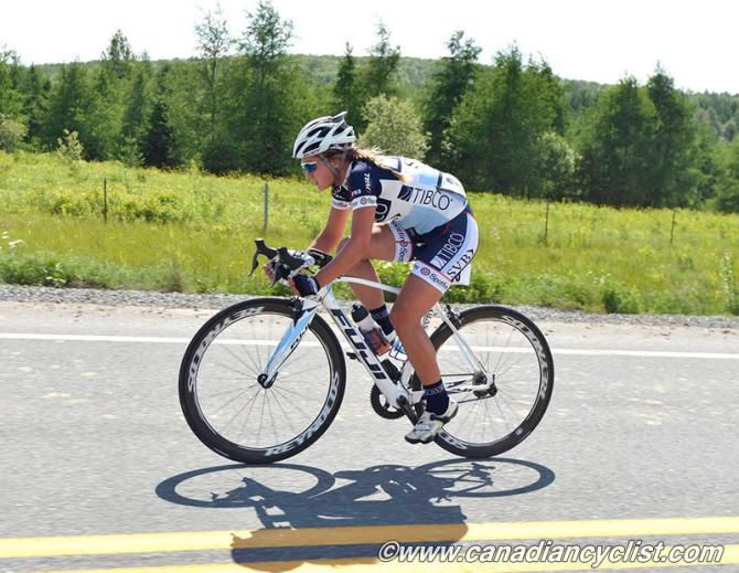 Jasmin Glaesser (TIBCO) had to get a battery change afterher Di2 battery ran down and had to chase back