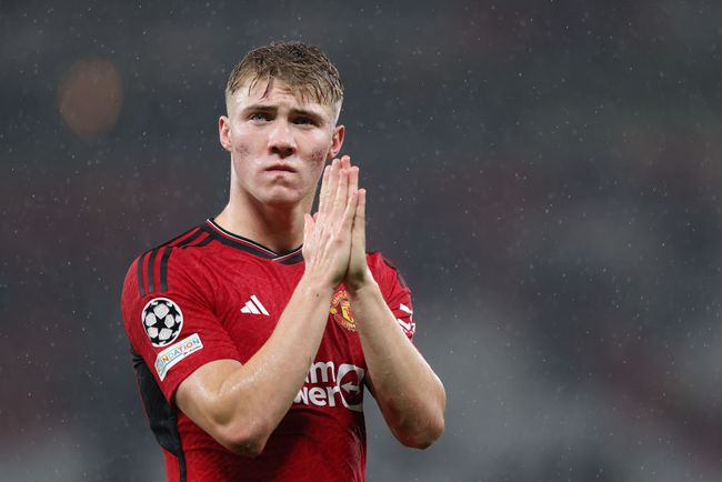 Rasmus Hojlund of Manchester United acknowledges the fans following the team's defeat during the UEFA Champions League match between Manchester United and Galatasaray A.S at Old Trafford on October 03, 2023 in Manchester, England. (Photo by Alex Livesey/Getty Images)