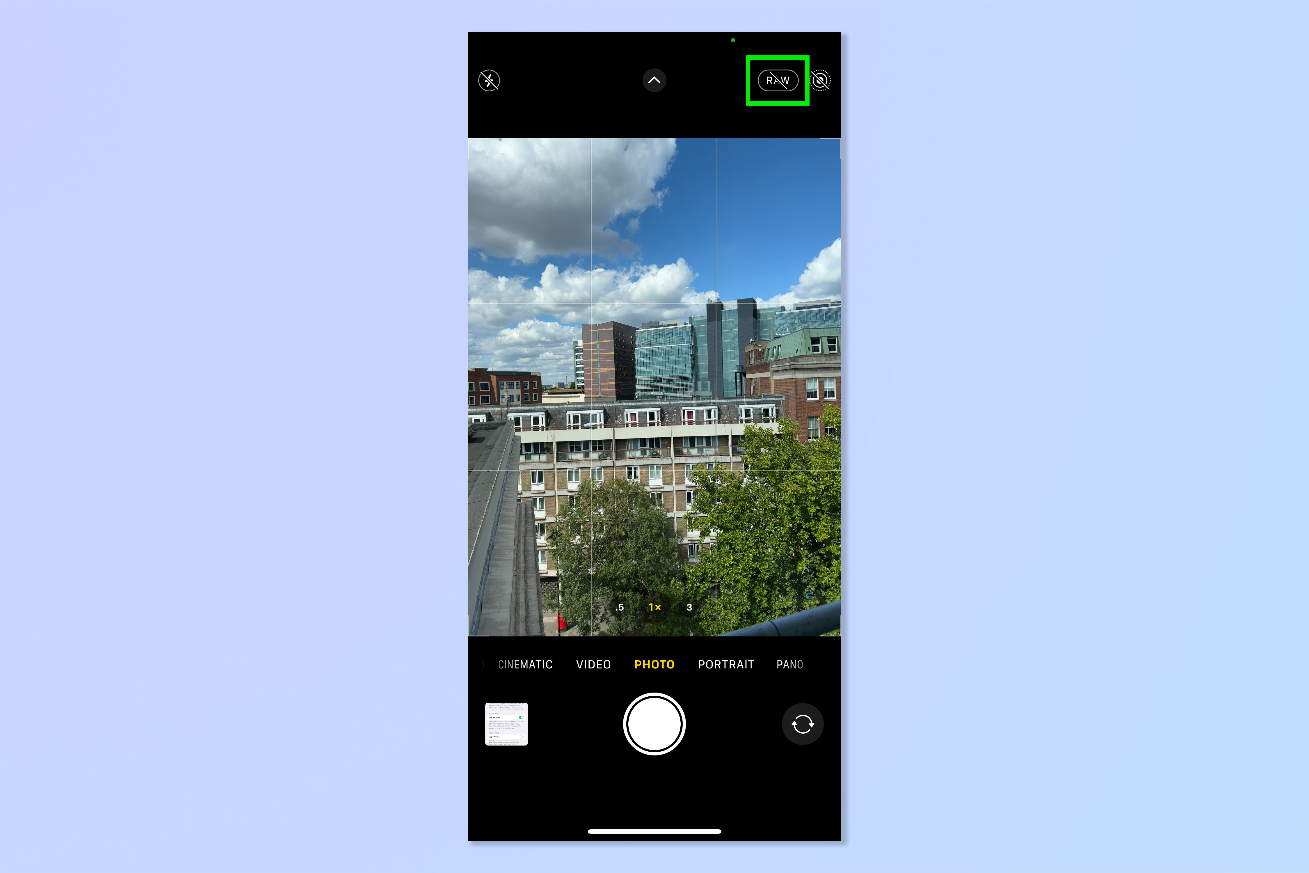 Снимок экрана, показывающий шаги, необходимые для включения формата Apple ProRAW на камере iPhone.