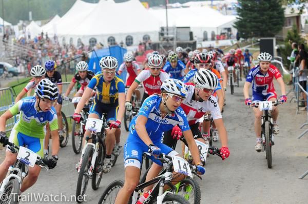 U-23 women's start on pavement.