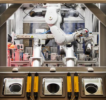 Apple Daisy de-manufacturing robot