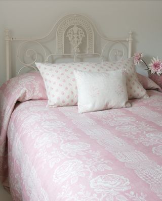 Cottage bedroom ideas - pink bedroom in cottage bedroom style