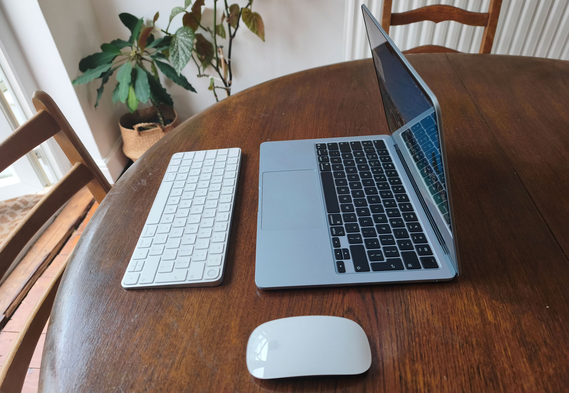 MacBook Air M5 on a table with a Magic Mouse and keyboard next to it