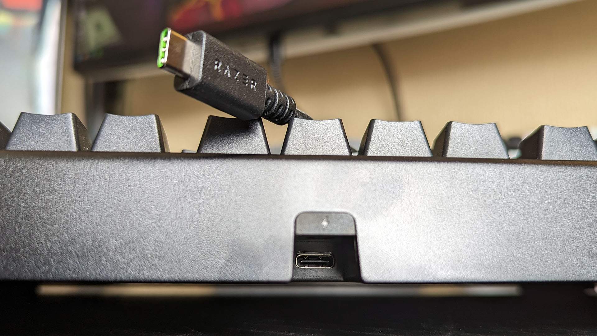 Razer BlackWidow V4 75% keyboard USB-C port