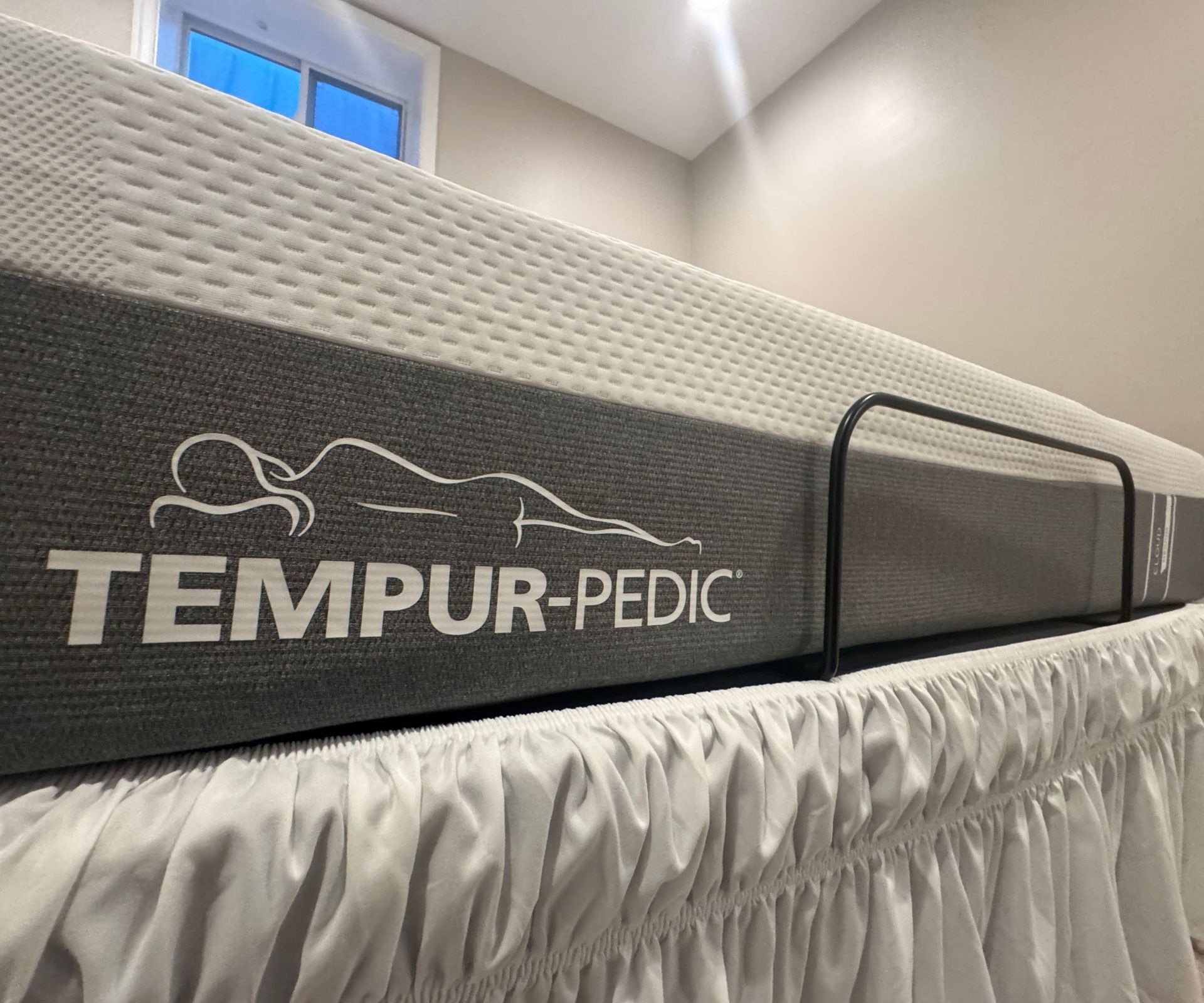 The side of the TEMPUR-Cloud Mattress on a bed.