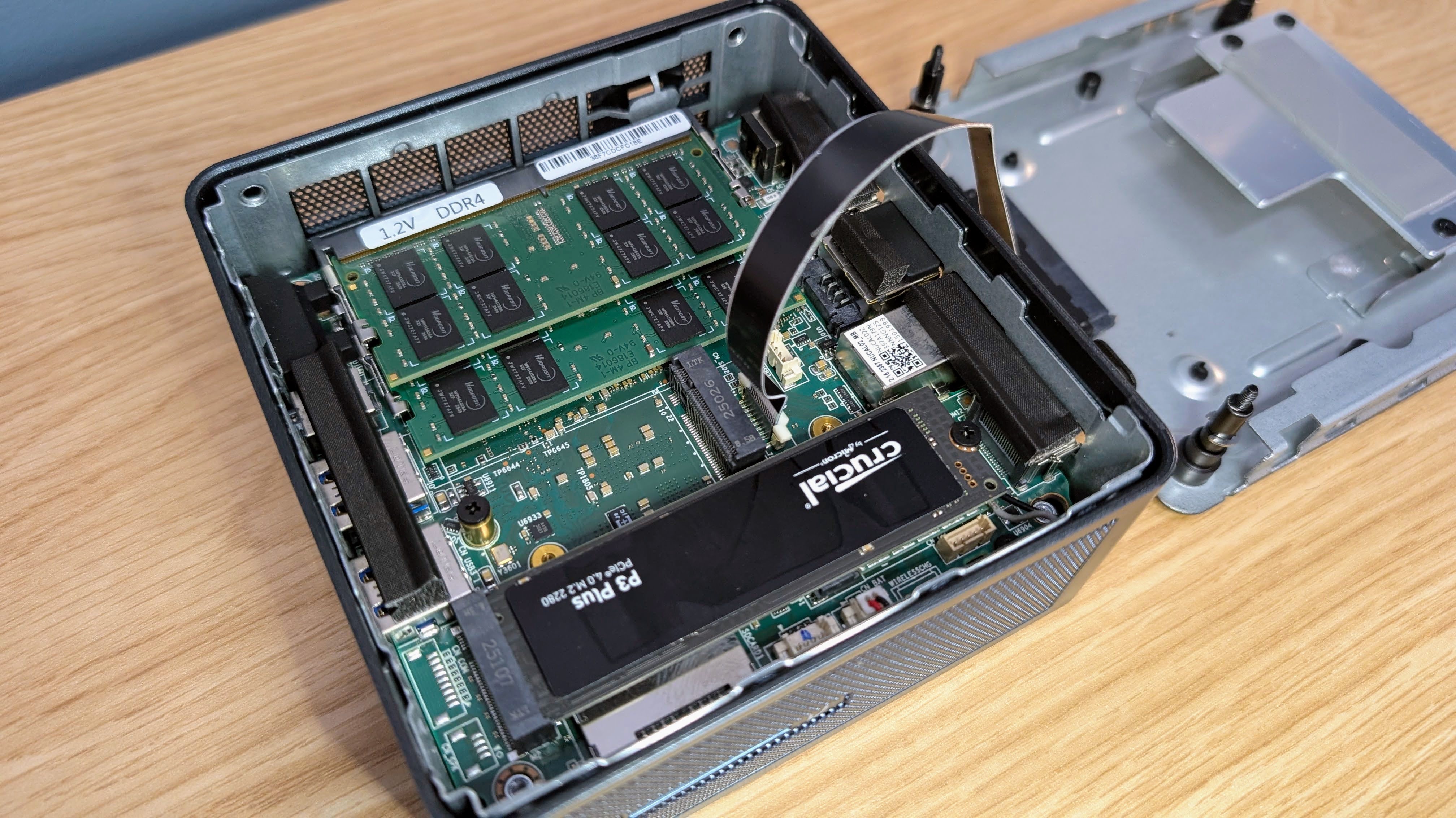 Geekom IT12 mini PC inside close up