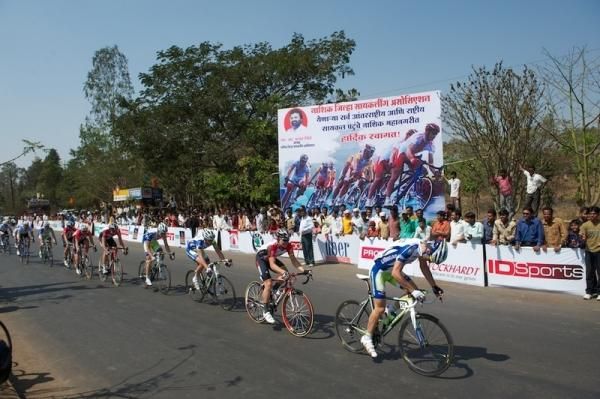 Liquigas drive the bunch towards the finish