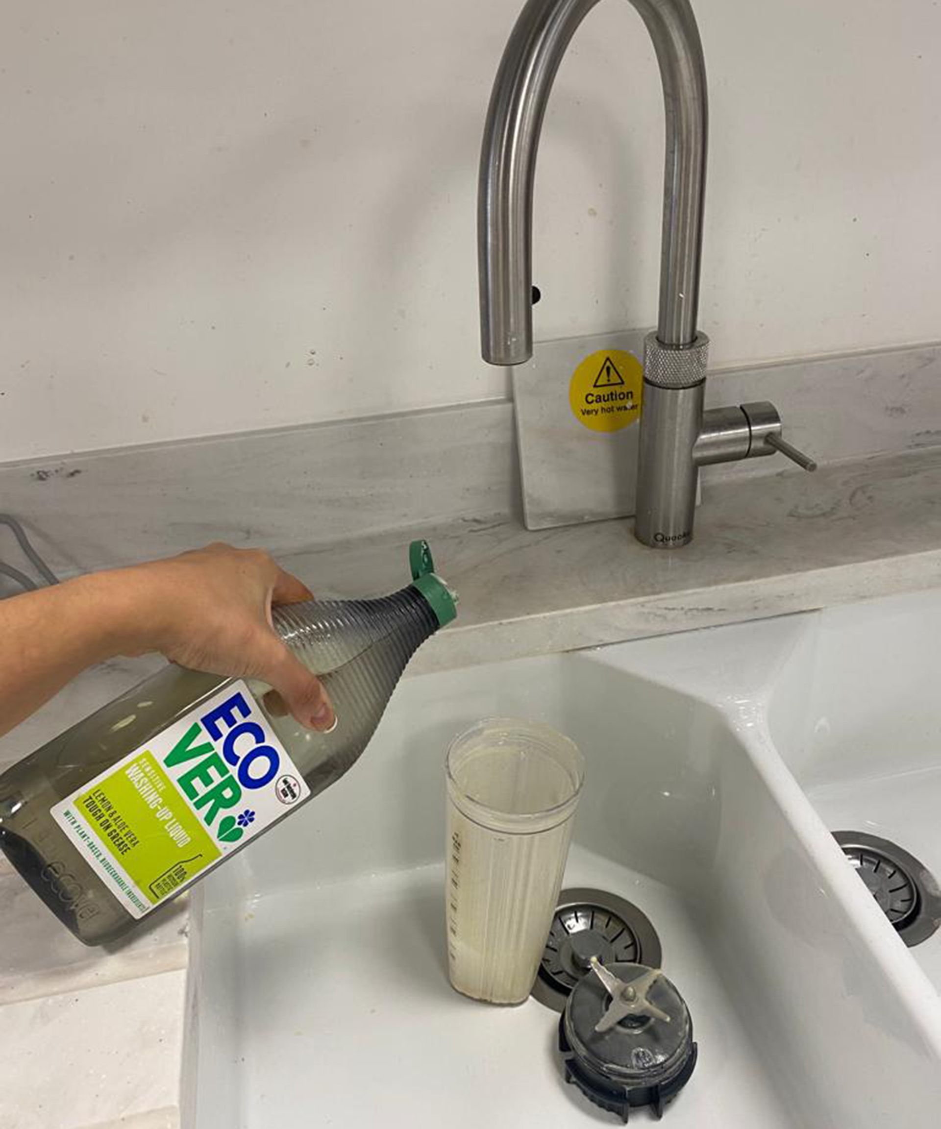 Cangkir mixer pribadi kembar di wastafel dengan cairan pencuci Ecover