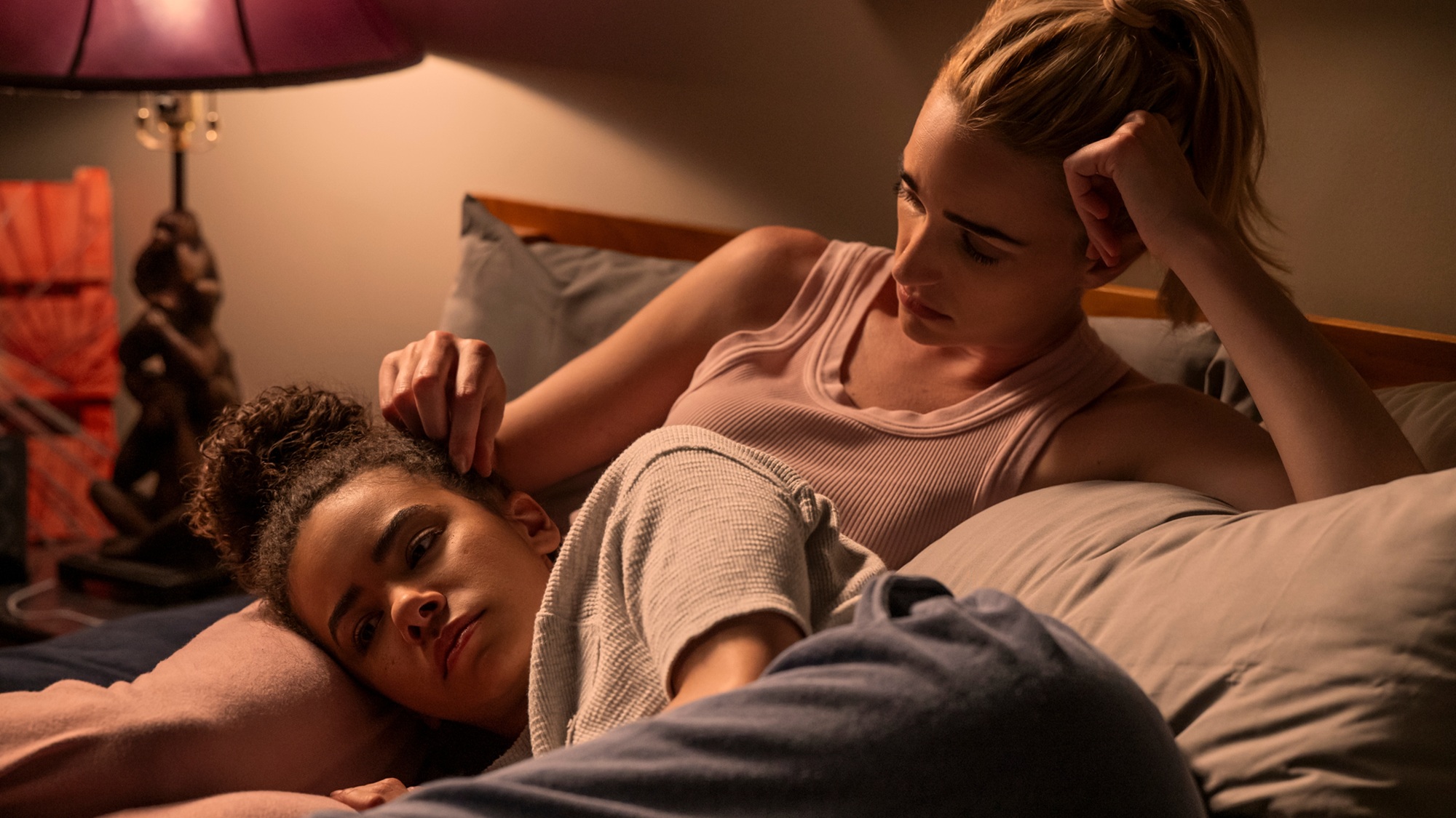 Antonia Gentry as Ginny Miller, Brianne Howey as Georgia Miller in episode 305 of Ginny & Georgia