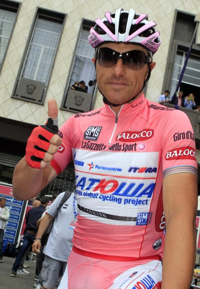 Thumbs up from Giro d'Italia leader Luca Paolini (Katusha) prior to stage 5