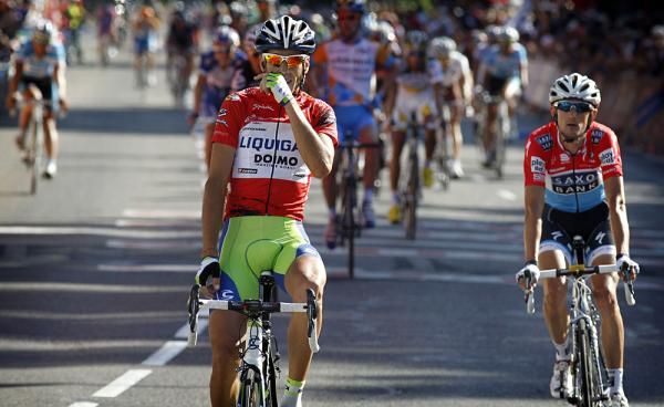Vincenzo Nibali took some time to salute the crowd behind the sprint.