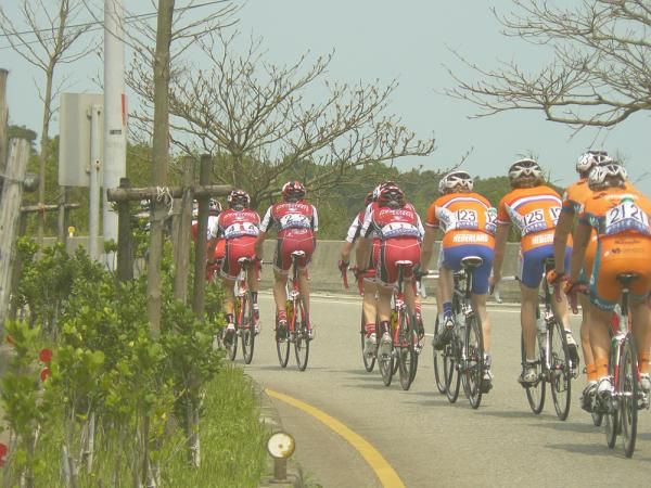 Team Kenda p/b Geargrinder leads the peloton on stage 5