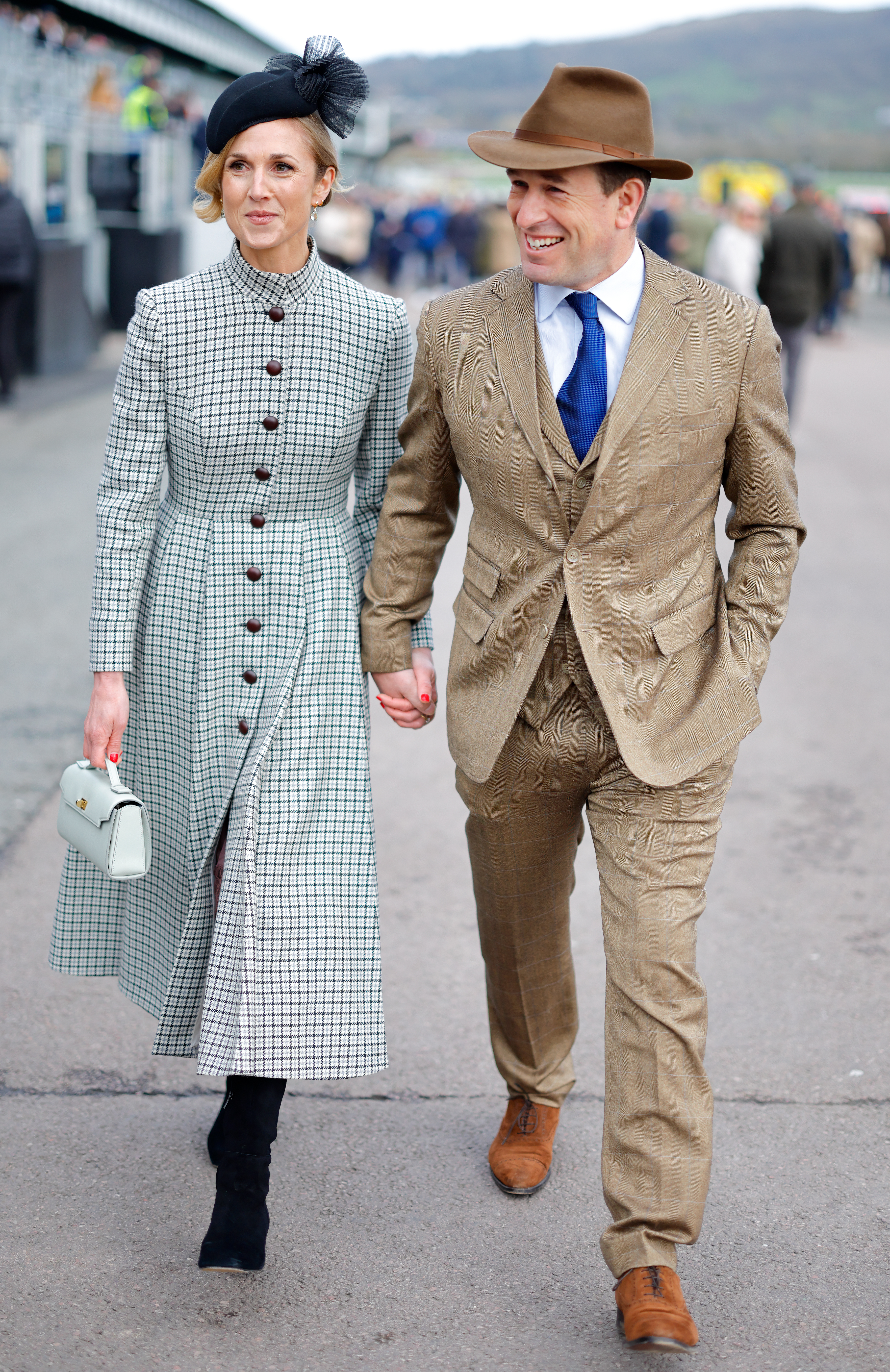 Harriet Sperling holding hands with Peter Phillips at the Cheltenham races