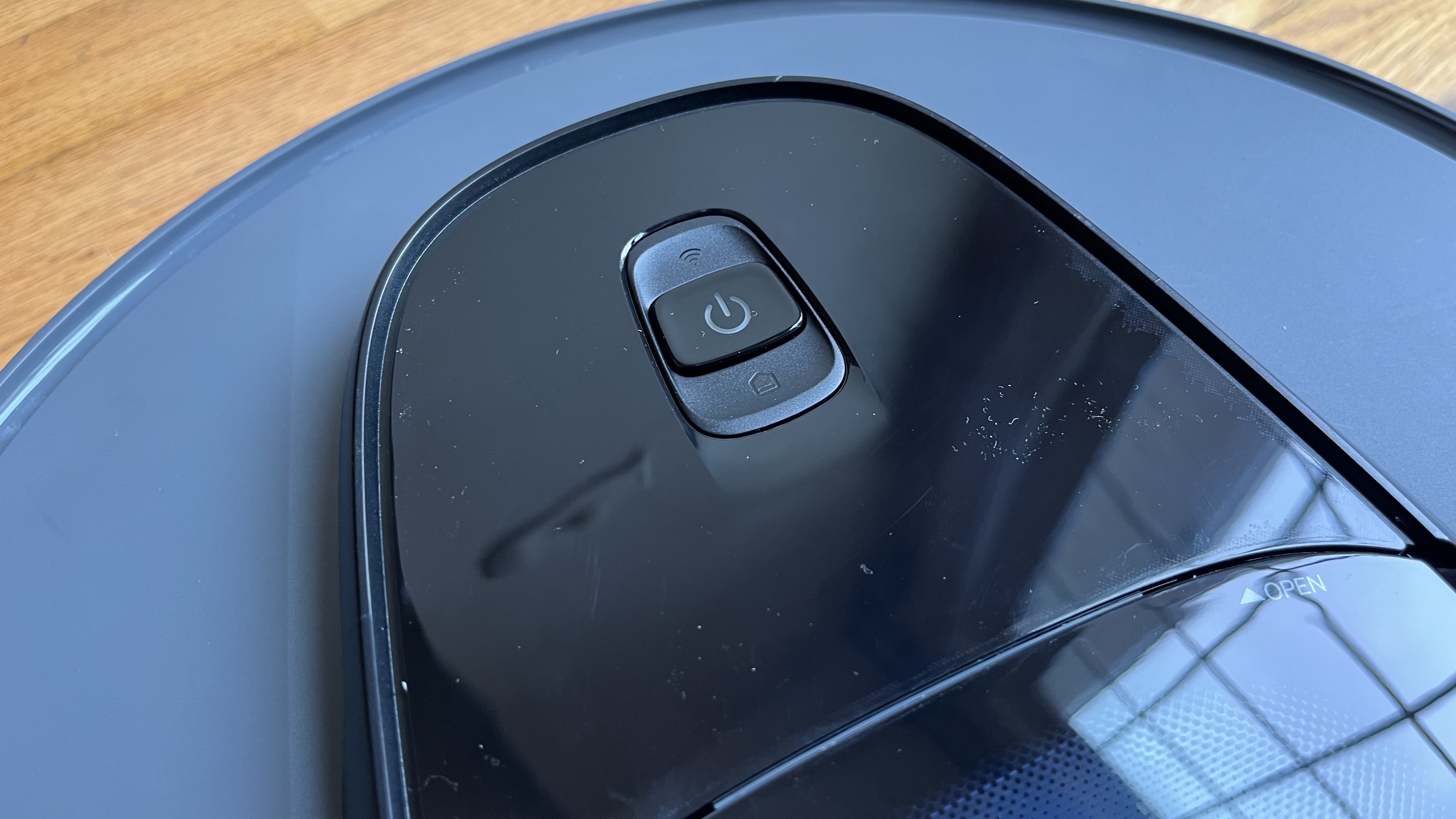 3i G10+ robot vacuum in use