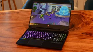 Acer Predator Helios 300 (2022) su un tavolo in legno