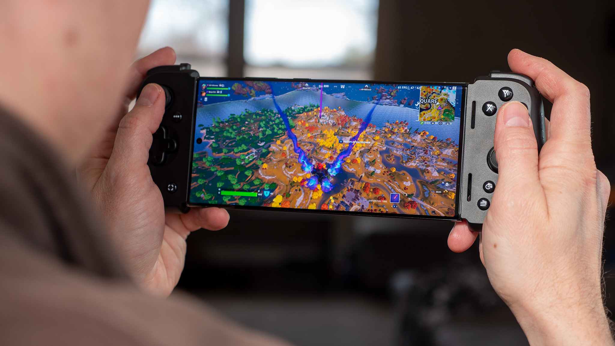 Jogando Fortnite em um Samsung Galaxy S23 Ultra usando um controle Razer Kishi V2