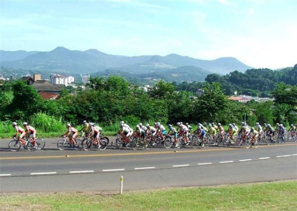The peloton passes through the city of Taquara.