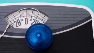 pair of weighing scales and a yo-yo to represent yo-yo dieting