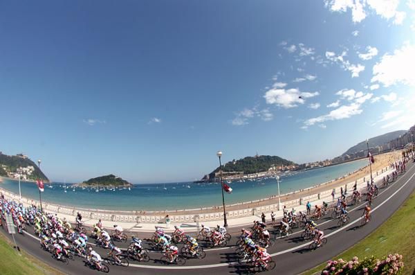 The San Sebastian peloton rolls along early in the race.