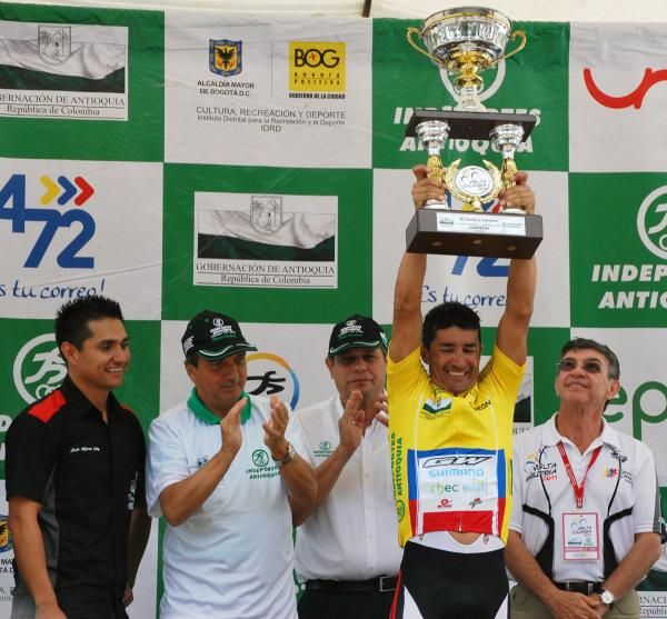 Cardenas raises the trophy for his first Vuelta a Colombia.