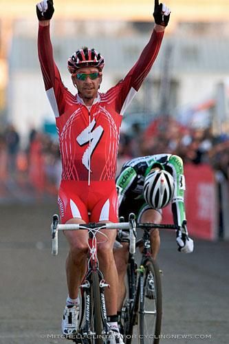 Todd Wells (Specialized) outsprints Jeremy Powers (Cannondale-Cyclocrossworld.com) for the win.