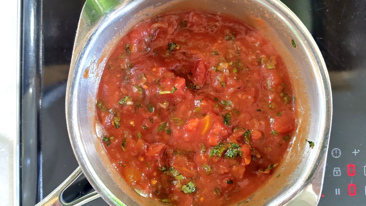 Pizza sauce ready to be blended using Bosch ErgoMaster Serie 3 blender