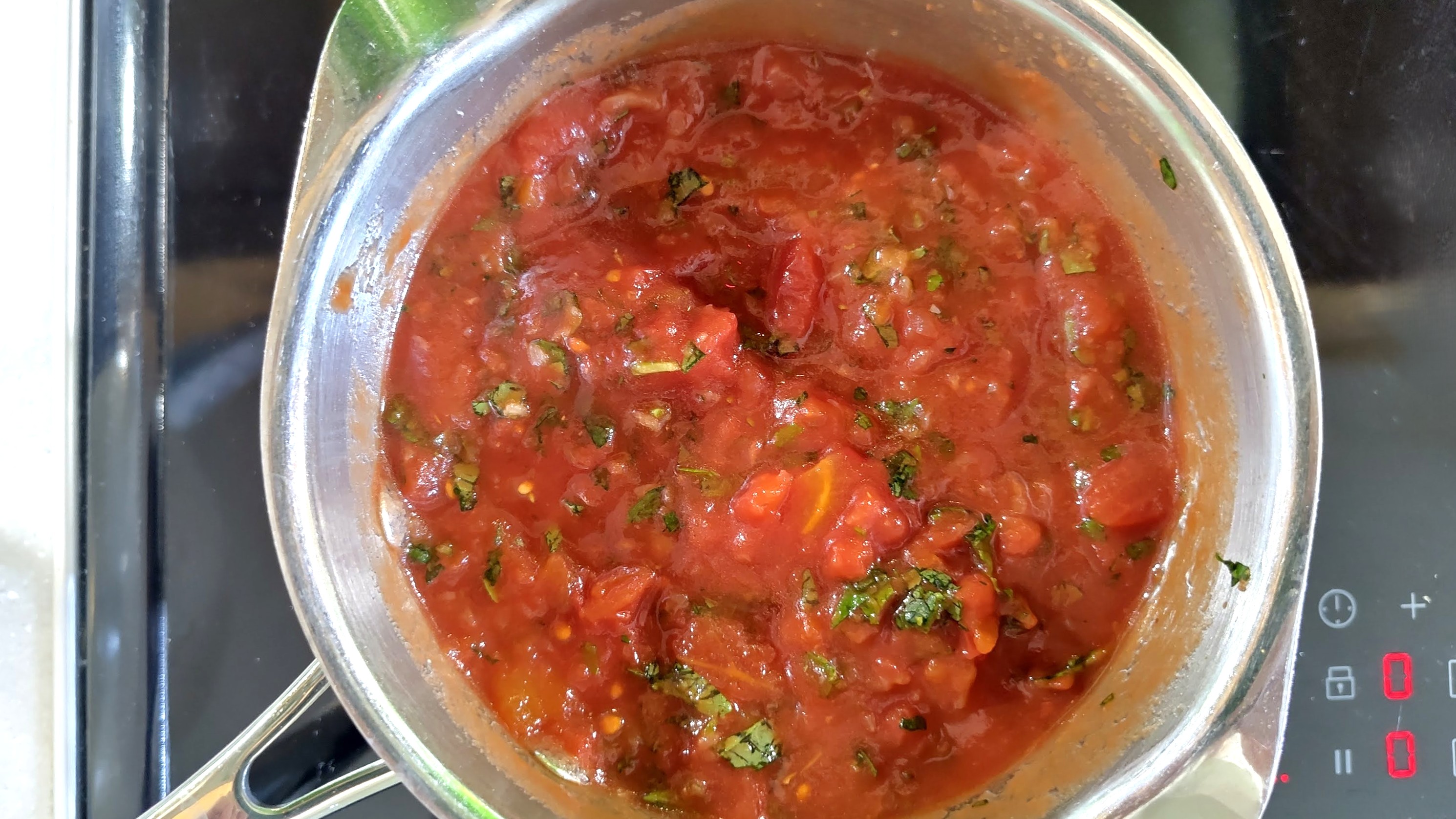 Pizza sauce ready to be blended using Bosch ErgoMaster Serie 3 blender