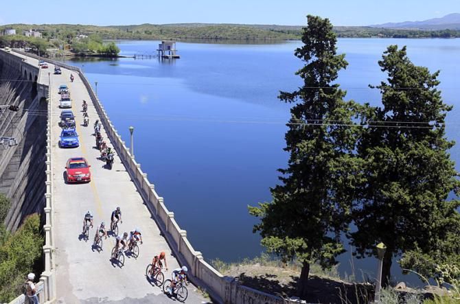 The seven-man break crosses a dam en route to Mirador del Potrero.