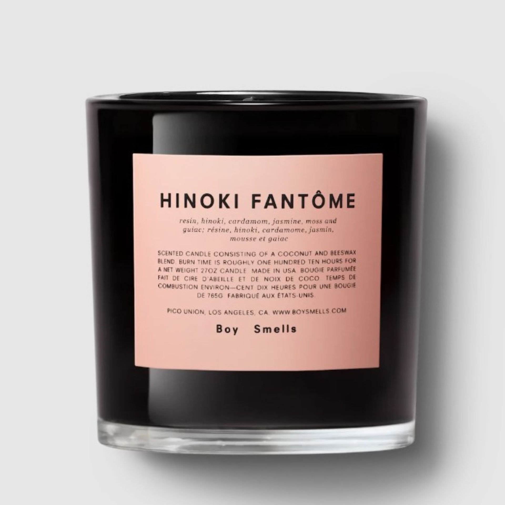 Anak laki-laki mencium bau lilin dengan latar belakang putih