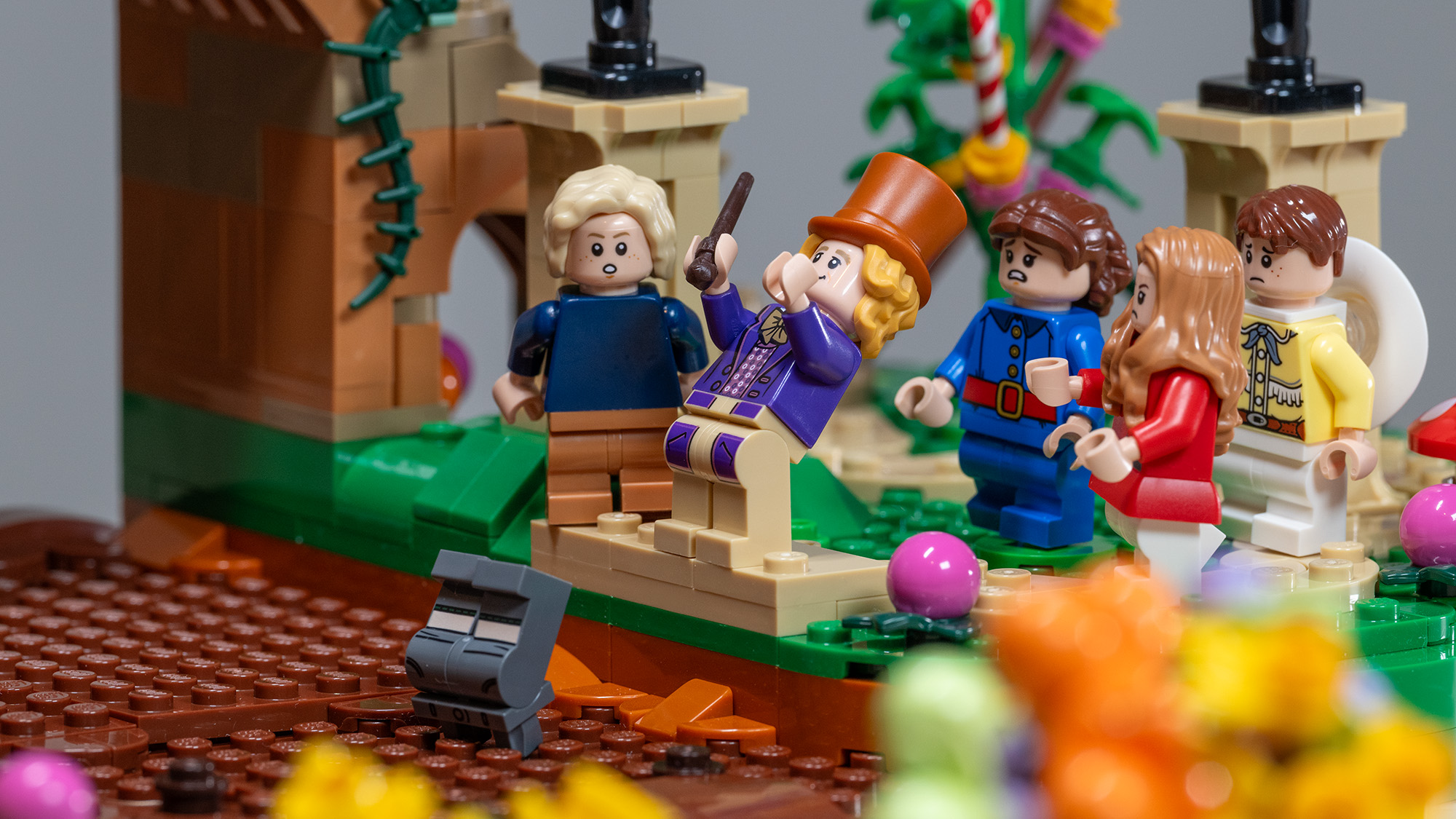 Lego Ideas Willy Wonka & the Chocolate Factory (21360) set. Wonka and the kids watching as Augustus falls into chocolate river.