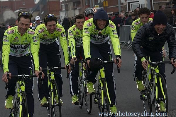Farnese Vini Selle Italia on their way to the start