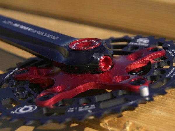 The &Aacute;gilis crankarms are CNC machined both on the outside and inside, effectively making them hollow for lighter weight.