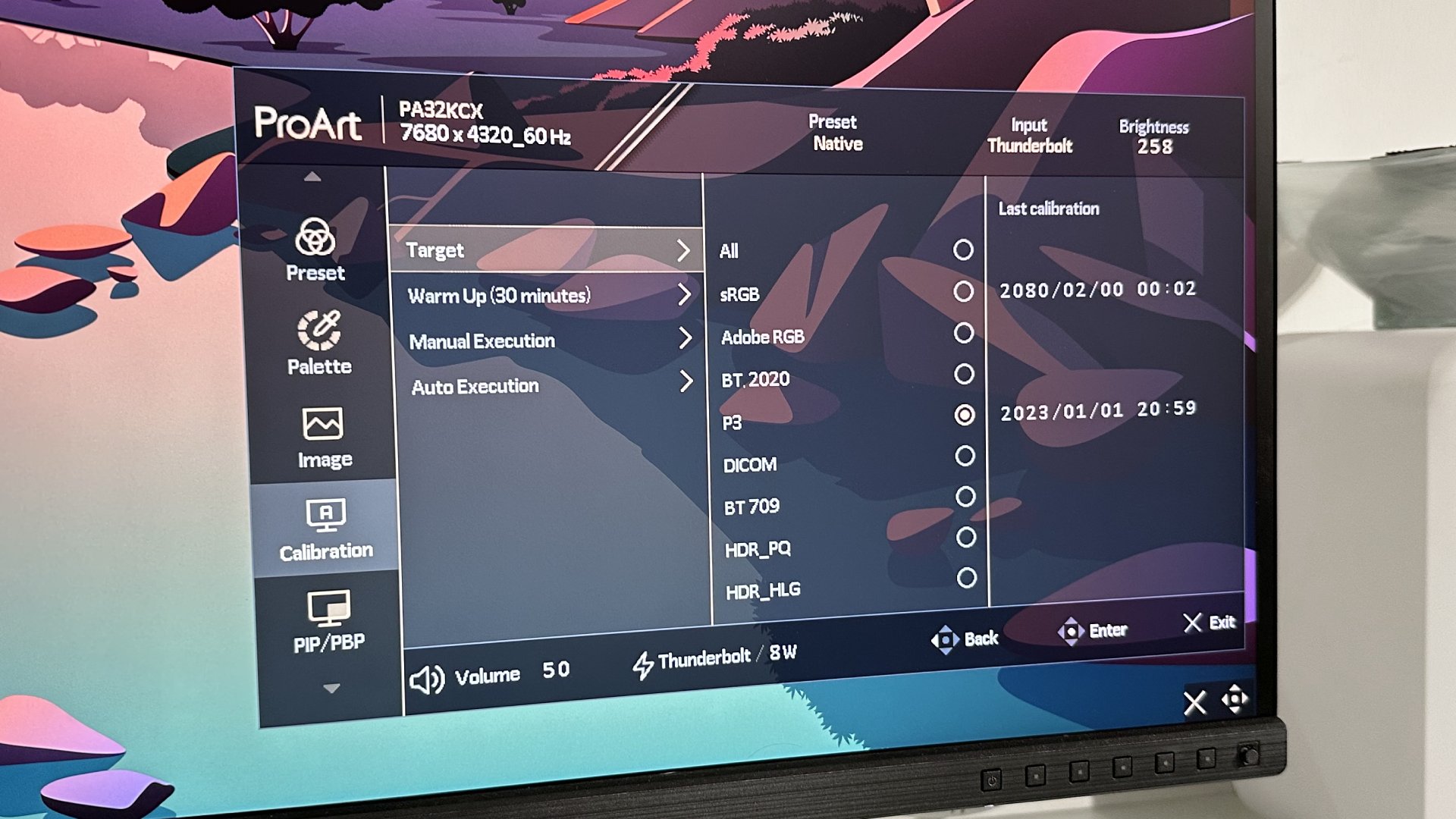 Monitor Asus ProArt PA32KCX 8K sobre un escritorio blanco en una oficina en casa durante nuestro proceso de revisión