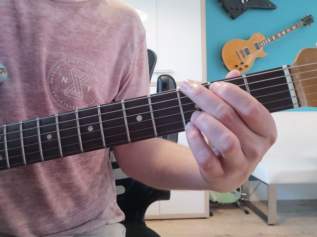 How to play the G chord on guitar