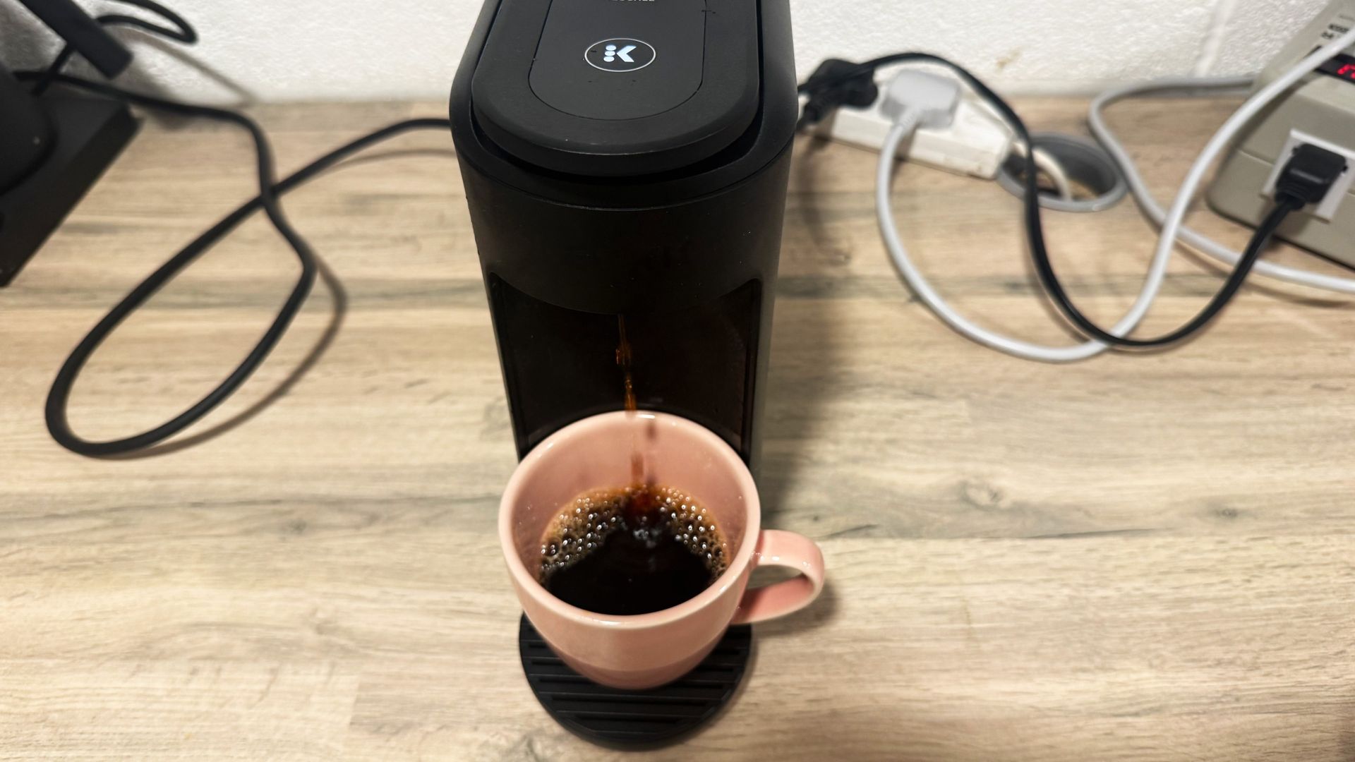 a photo of the keurig k-mini mate making black coffee