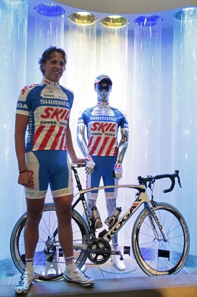 Koen de Kort models the new Skil-Shimano kit.