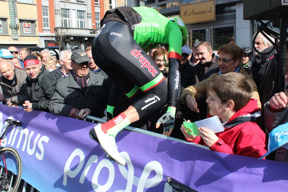 Sep Vanmarcke hops a barrier - forgot to go to the toilet on the bus?