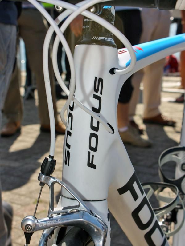 Brake and derailleur lines enter the frame right at the tapered head tube.