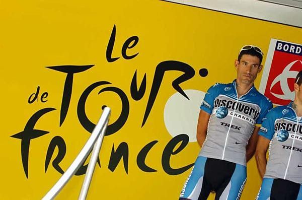 George Hincapie (Discovery Channel) waits