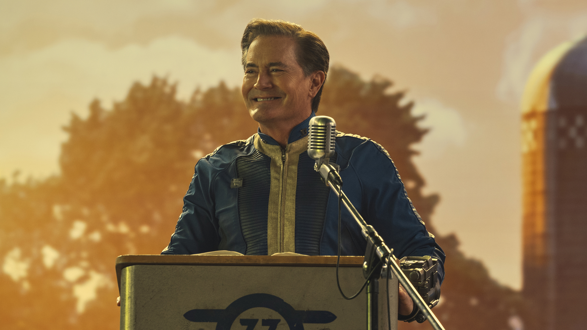 Hank MacLean håller ett tal vid ett podium i Amazons TV-serie Fallout.