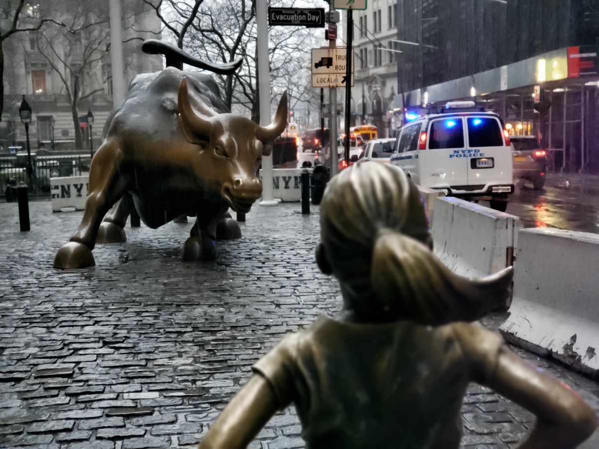 Using 'Live Focus' to blur the foreground and keep the Charging Bull in focus