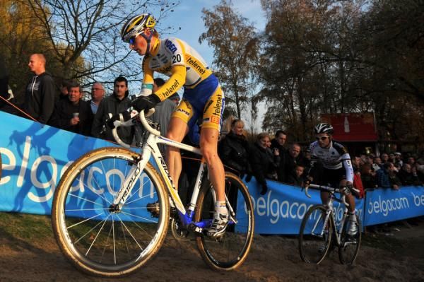 Kevin Pauwels (Telenet-Fidea) leads Niels Albert.