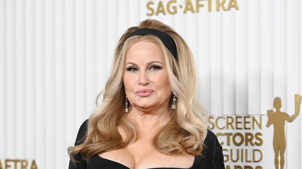 Jennifer Coolidge&#039;s SAG Awards look was the perfect 60s style as the actor won the award for the best female actor in a drama series