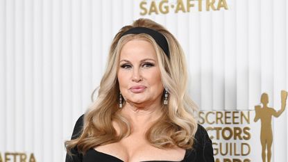 Jennifer Coolidge's SAG Awards look was the perfect 60s style as the actor won the award for the best female actor in a drama series
