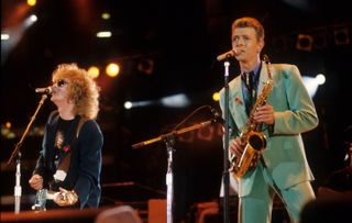 Ian Hunter and David Bowie performing All The Young Dudes in 1992