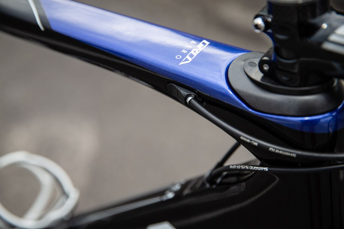 Cable routing for the rear brake runs through the top tube of the frameset