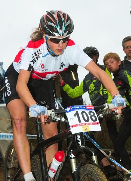 Jolanda Neff (Swiss) descends well.