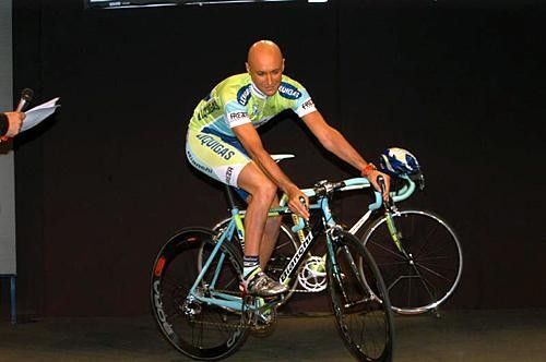 Stefano Garzelli looks for the best parking spot