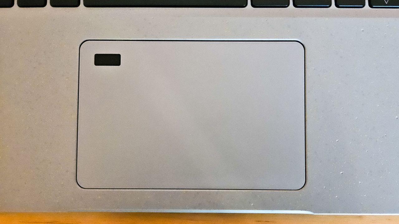 Acer Aspire Vero 16 - close-up view of the mousepad